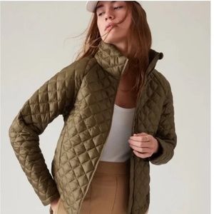 Athleta WHISPER FEATHERLESS PUFFER JACKET olive green Large